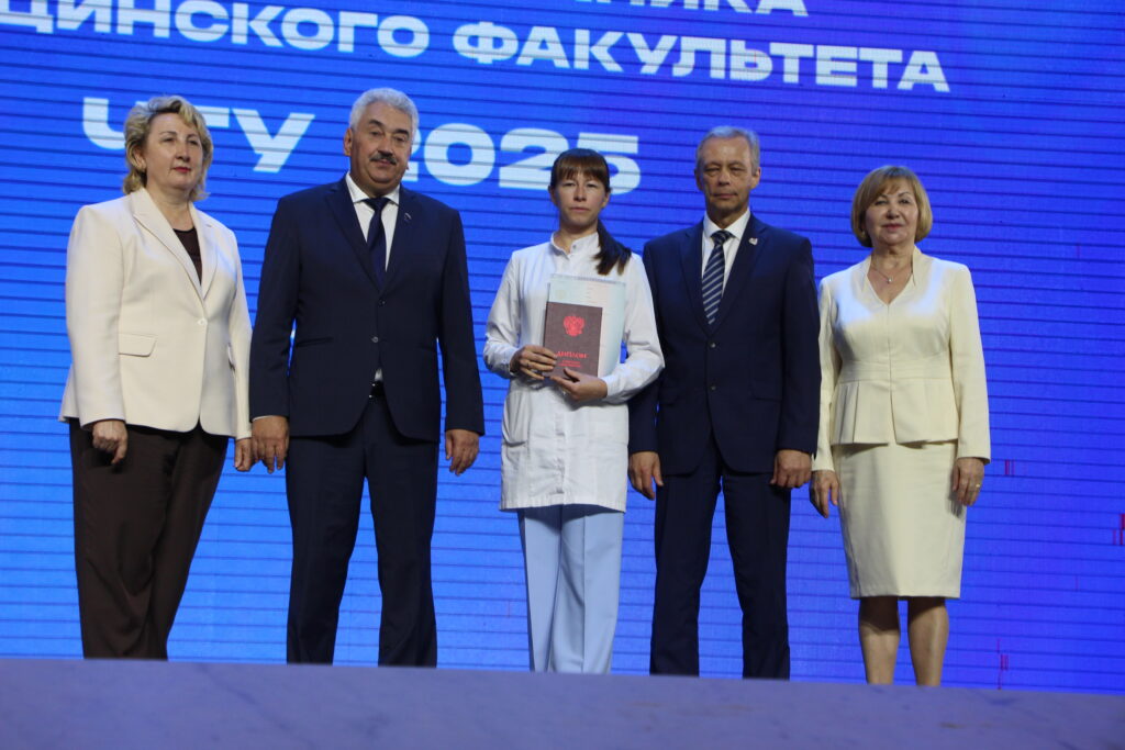 Торжественная церемония вручения диплома врача - выпускника медицинского факультета ЧГУ 2025 (Фоторепортаж)